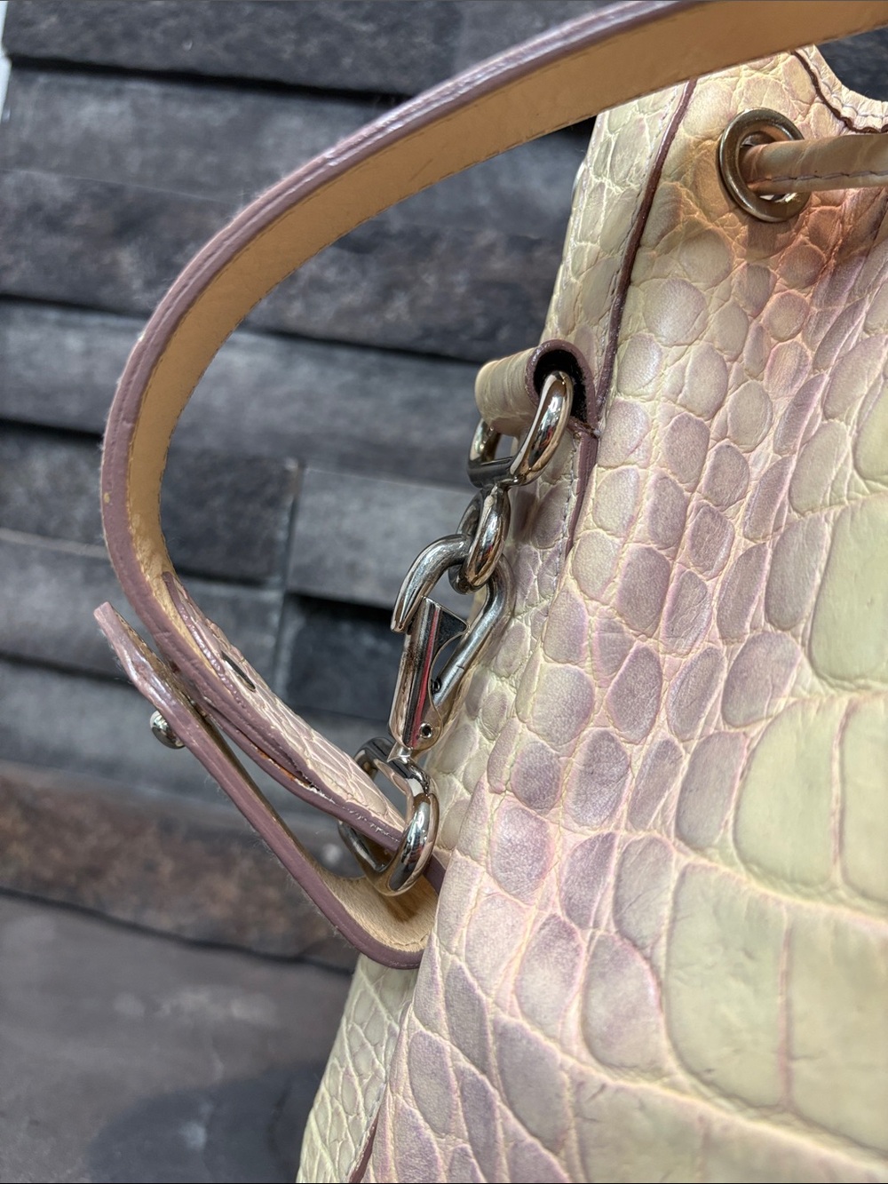 Dooney & Bourke Cream and Lilac Ombré Croc-Embossed Bucket Bag USA Vintage - Picture 13 of 13